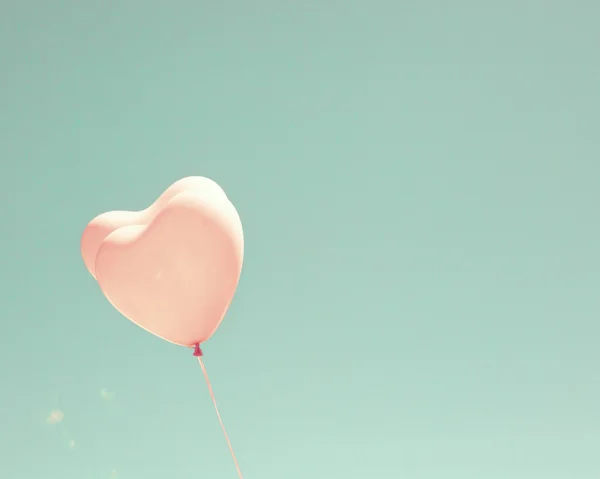 Retro roze Hartvormige ballonnen tijdens de vlucht — Stockfoto