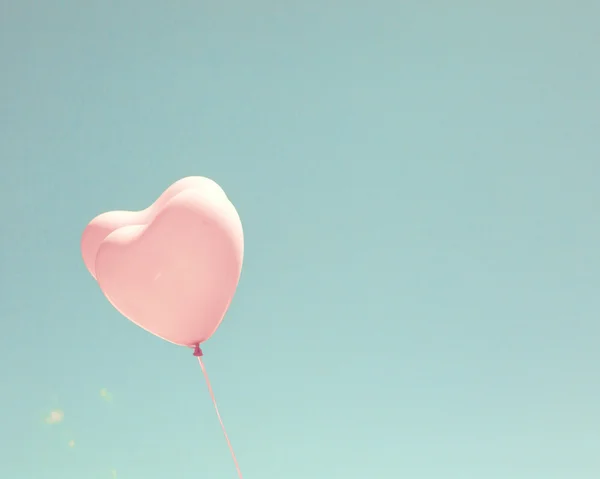 Retro rosa herzförmige Ballons im Flug — Stockfoto