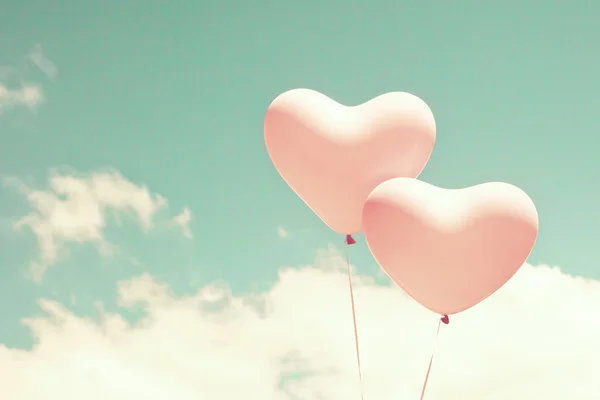 Retro pink heart shaped balloons in flight — Stock Photo, Image
