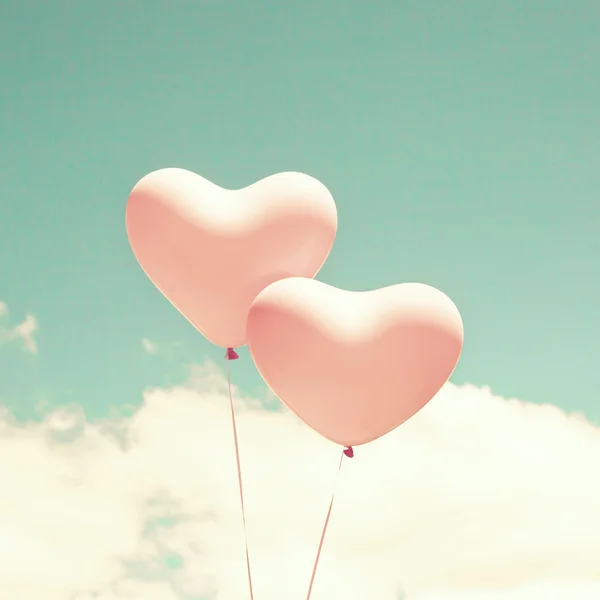 Retro pink heart shaped balloons in flight — Stock Photo, Image