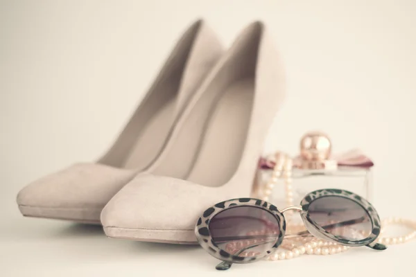 Tacchi rosa con occhiali da sole — Foto Stock