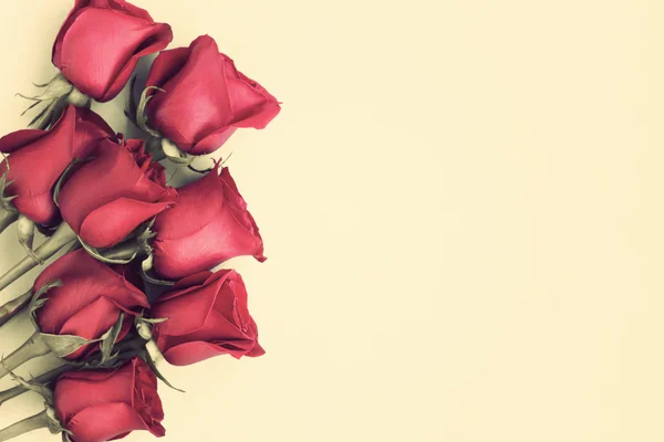 Punaisten ruusujen kimppu — kuvapankkivalokuva