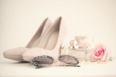 Güneş gözlüğü ve gül pembe topuklu