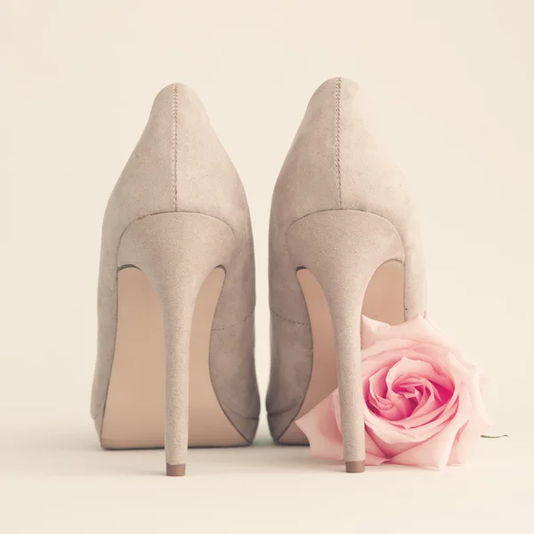 Розовые каблуки и розы — стоковое фото