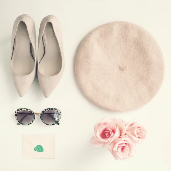선글라스와 베 레모 발뒤꿈치 — 스톡 사진