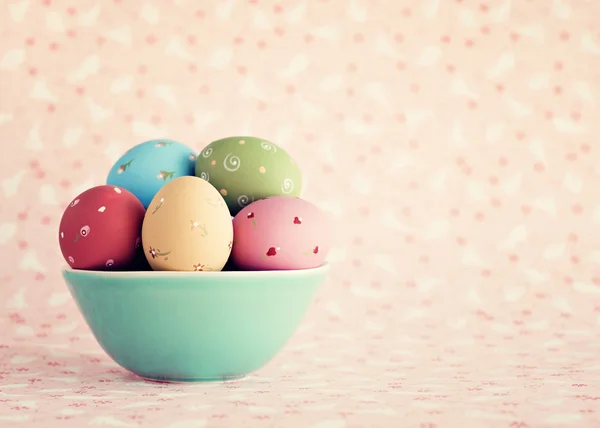Easter eggs in green bowl — Stock Photo, Image