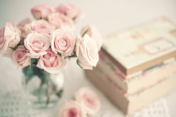 Peonie e libri rosa — Foto Stock