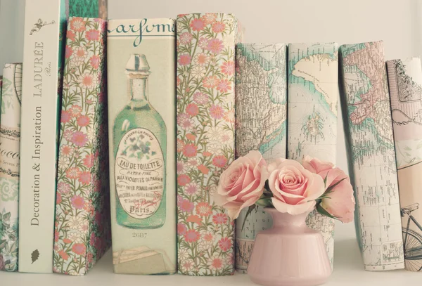 Peonie e libri rosa — Foto Stock