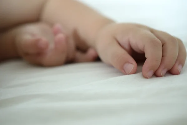 Χέρια ενός ύπνου του μωρού — Φωτογραφία Αρχείου
