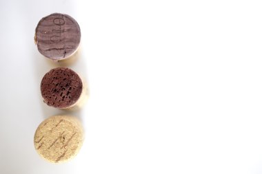 beyaz üzerine üç şarap mantarlar