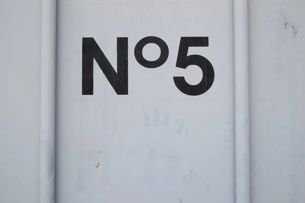 Nummer 5 an einer Containertür befestigt — Stockfoto