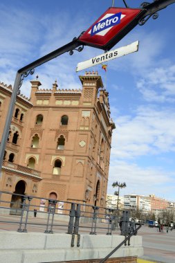 Ana kapı ve metro işareti, Madrid Las Ventas kare