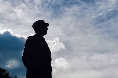 Yazın Paris 'te mavi bulutlu gökyüzünün arka planında Charles de Gaulle anıtı..