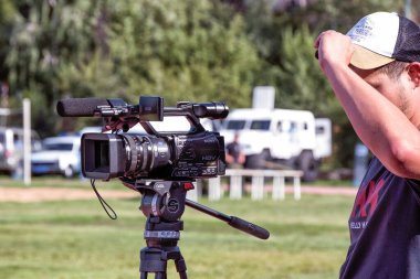 Abakan, Rusya - 21 Ağustos 2018: Dışarıda kamerasını kullanan bir kameraman.