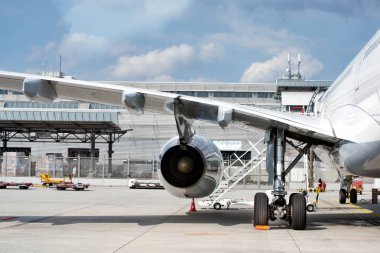 Münih, Almanya - 15 Eylül 2018: Havaalanında bakım altında olan bir yolcu uçağı. Uçuş işlemleri için mekanik sistemler denetleniyor. 