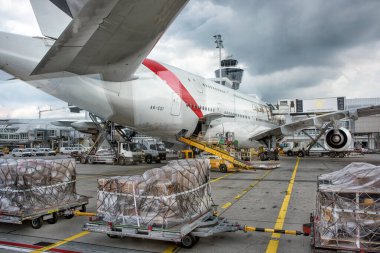 Münih, Almanya - 15 Eylül 2018: Yaz mevsiminde Münih havaalanında uçak jeti yükleme.