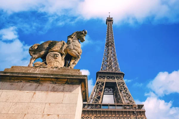 Paris Frankrike Augusti 2019 Ett Hästmonument Eiffeltornets Bakgrund Paris — Stockfoto