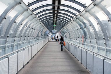 Münih, Almanya - 15 Eylül 2018: Münih havaalanına açılan cam bir tünel.