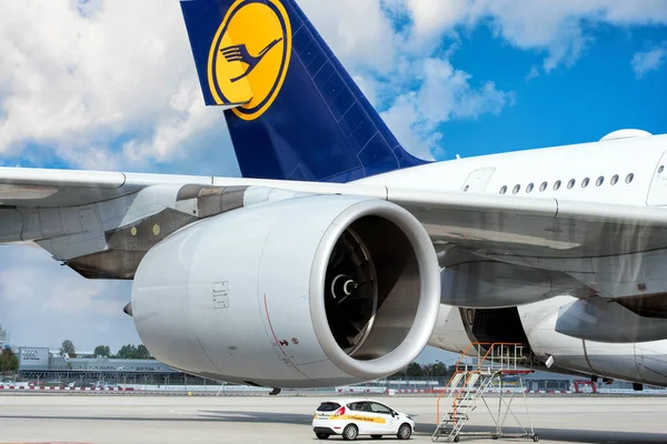 ミュンヘン ドイツ 2018年9月15日 空港での航空機のタービンのクローズアップ — ストック写真