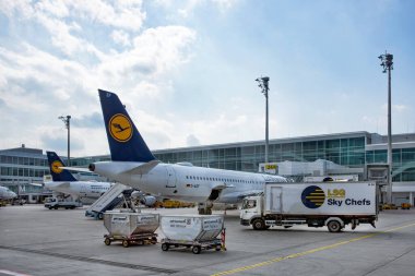 Münih, Almanya - 15 Eylül 2018: Yaz mevsiminde Münih havaalanında uçak jeti yükleme.