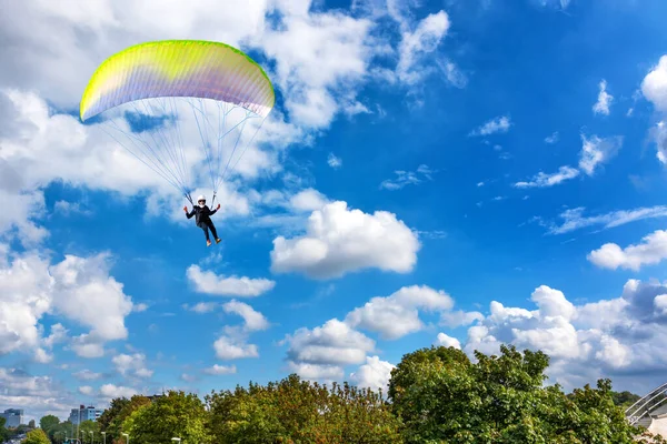 Glijdend Met Een Parachute Groene Bomen Blauwe Bewolkte Lucht Boven — Stockfoto