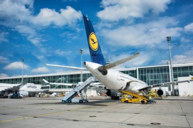 Münih, Almanya - 15 Eylül 2018: Havaalanındaki uçak jetleri uçuş için hazırlanıyor.