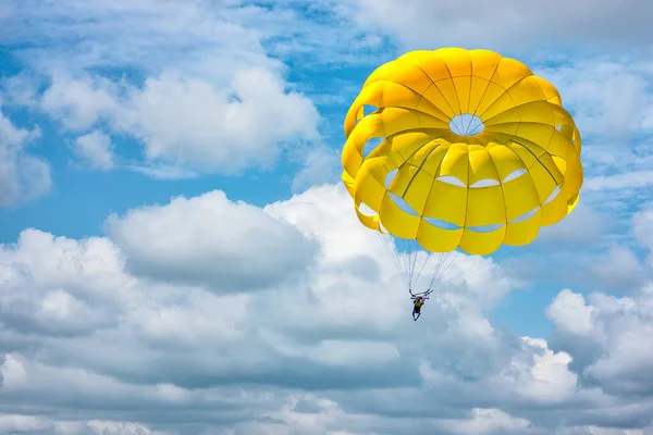 Paragliden Met Behulp Van Een Gele Parachute Achtergrond Van Blauwe — Stockfoto