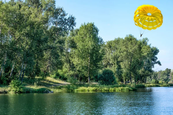 Paragliden Met Een Parachute Een Rivier Bos Een Zonnige Zomerdag — Stockfoto