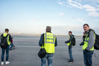 Abakan, Rusya - 08 Ağustos 2020: Havaalanına bir uçak inişi bekleyen fotoğrafçılar.