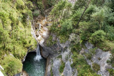 Dağlarda şelalesi olan derin bir kanyon..
