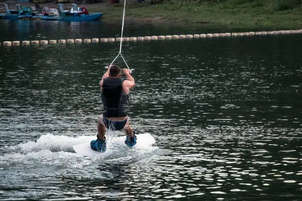 Wakeboard Sul Mare Giubbotto Salvataggio Giorno Estate Concentrati Sfocatura Azione — Foto Stock