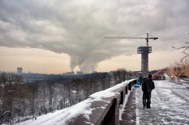 Moskova, Rusya - 15 Ocak 2021: Moskova kışı boyunca sıcak ve enerji santrallerinin borularından büyük miktarda duman yükseliyor. Hava kirliliği.