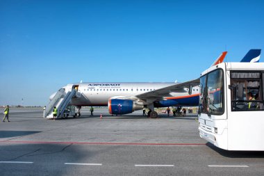 Abakan, Rusya - 08 Ağustos 2020: Havaalanından uçağa binmek. Coronavirüs döneminde seyahat.