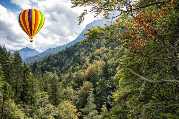 青い空に熱気球で高いApls山の眺め — ストック写真