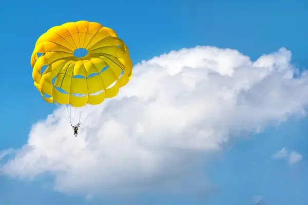 Parapente Usando Paraquedas Fundo Céu Azul Nublado — Fotografia de Stock