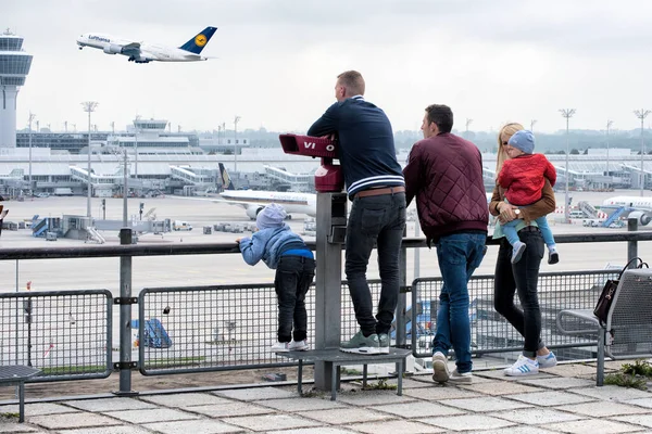 Besucher Beobachten Durch Teleskope Startende Flugzeuge Flughafen München München Deutschland Stockbild