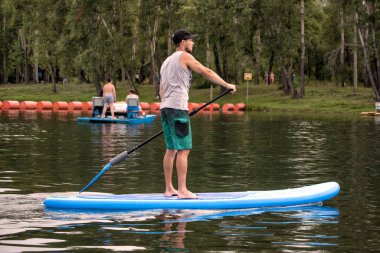 Yazın Abakan, Rusya - 4 Ağustos 2018 'de nehirde kürek çeken bir adam.