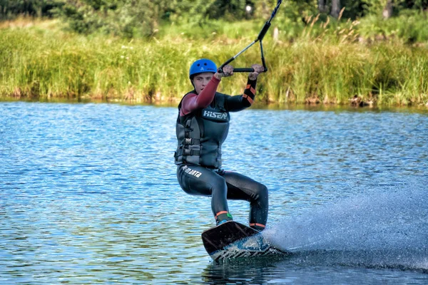 Wakeboard Sul Mare Giorno Estate Giubbotto Salvataggio Concentrati Sfocatura Azione — Foto Stock