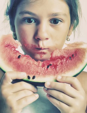 Bir dilim karpuz yiyen kız