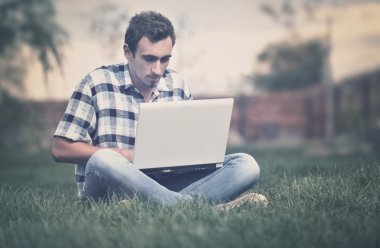 dizüstü bilgisayarda çalışan bir çocuk