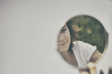 Kız aynaya bakıyor.