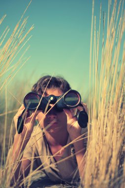Genç çocuk Binoküler arıyor