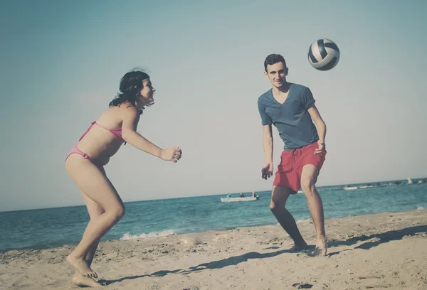 Pareja jugando voleibol en la playa — Foto de Stock