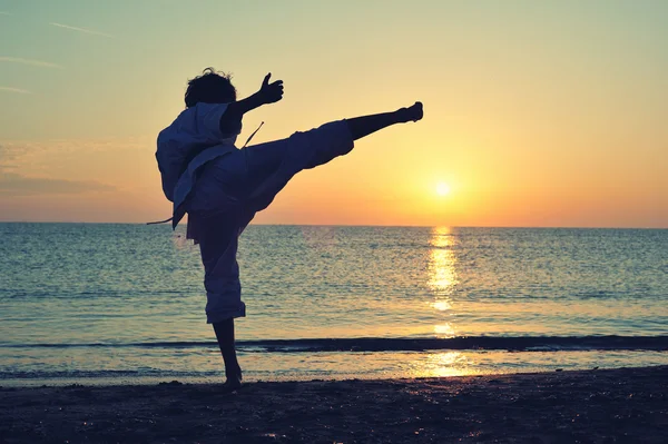 Chico haciendo karate en la playa —  Fotos de Stock