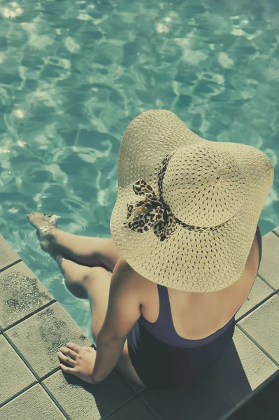 Mulher na piscina — Fotografia de Stock