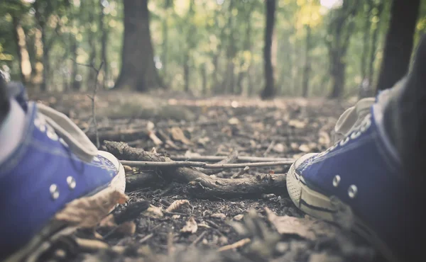 Man in sneakers in the forest — Stock Photo, Image