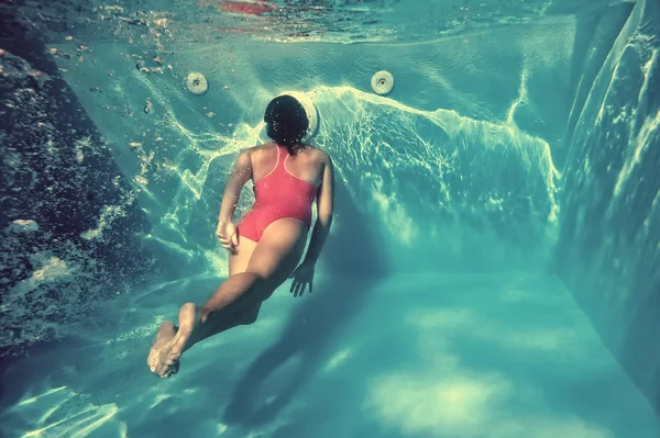 Mädchen schwimmt unter Wasser — Stockfoto