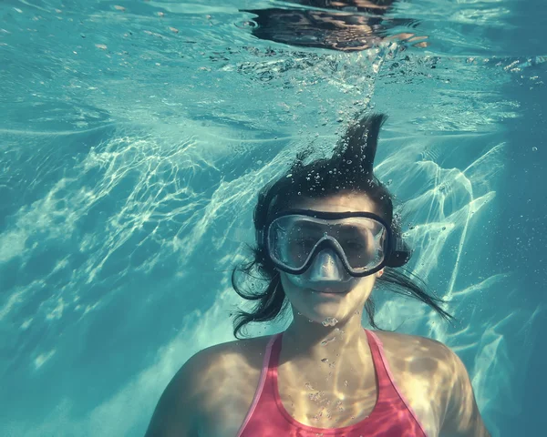 Girl swimming underwater — Stock Photo, Image