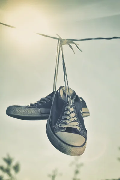 Clothesline üzerinde kirli spor ayakkabı — Stok fotoğraf