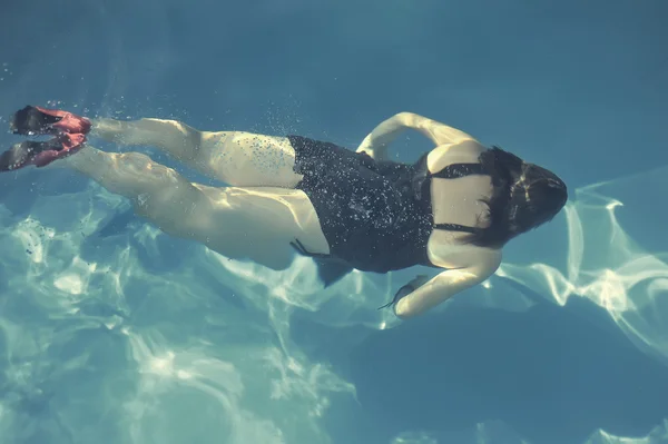 Kadın havuzda yüzüyor — Stok fotoğraf